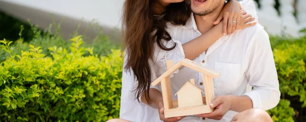 Unga Par Som Planerar Att Köpa Ett Hus Och Har — Stockfoto