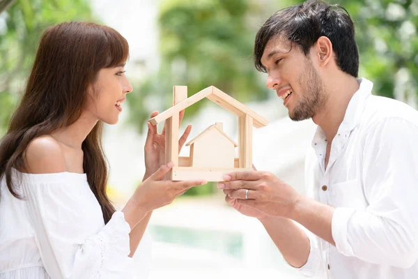 Junges Paar Plant Ein Haus Kaufen Und Glücklich Leben — Stockfoto