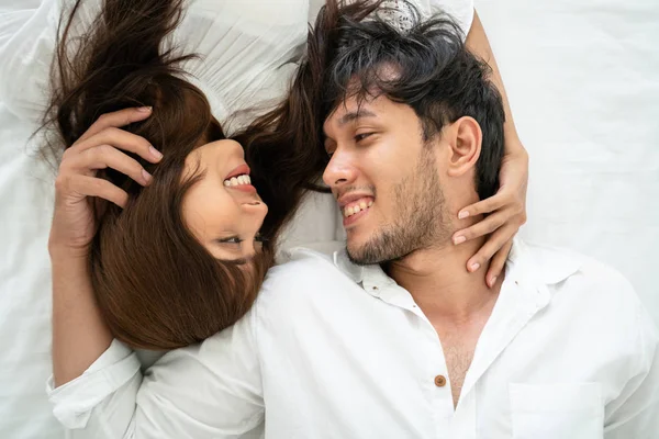 Jovem Casal Feliz Relaxando Quarto Casa Depois Acordar Manhã — Fotografia de Stock