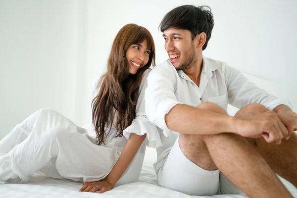 Jovem Casal Feliz Relaxando Quarto Casa Depois Acordar Manhã — Fotografia de Stock