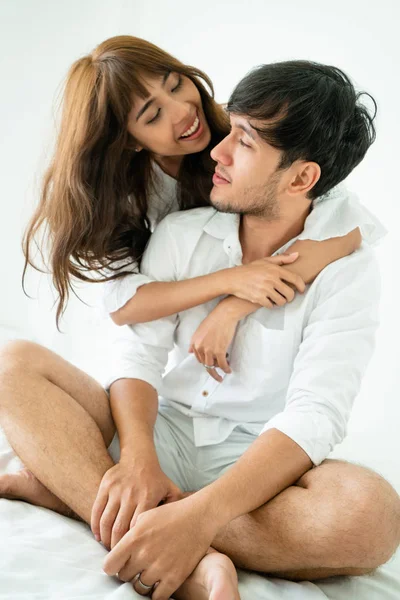 Jovem Casal Feliz Relaxando Quarto Casa Depois Acordar Manhã — Fotografia de Stock