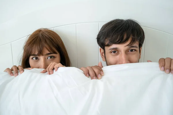Gelukkige Jonge Paar Ontspannen Huis Slaapkamer Het Ontwaken Ochtend — Stockfoto