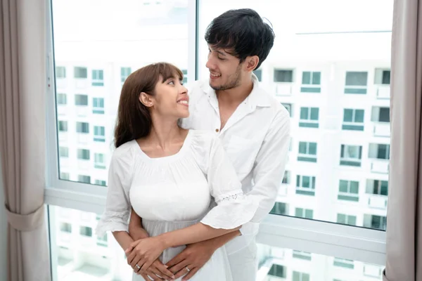 Jovem Casal Feliz Relaxando Quarto Casa Depois Acordar Manhã — Fotografia de Stock