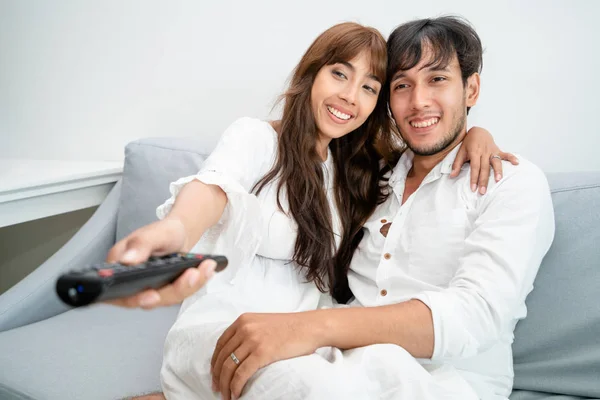 Happy Young Couple Watching Sofa Home Living Room Morning — Stock Photo, Image