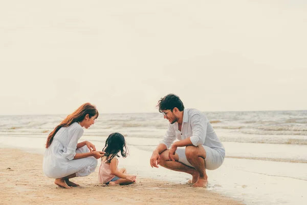 Apa Anya Gyerekek Boldog Család Megy Nyaralás Trópusi Homokos Strandján — Stock Fotó