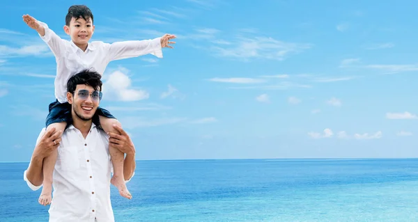 Happy Father Carrying His Son Shoulders Vacation Escape Nature — Stock Photo, Image