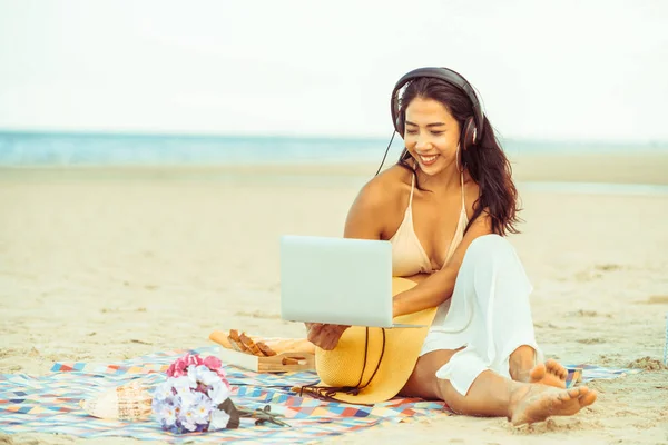 Taille Jeune Femme Assise Sur Plage Sable Tropical Été Vacances — Photo