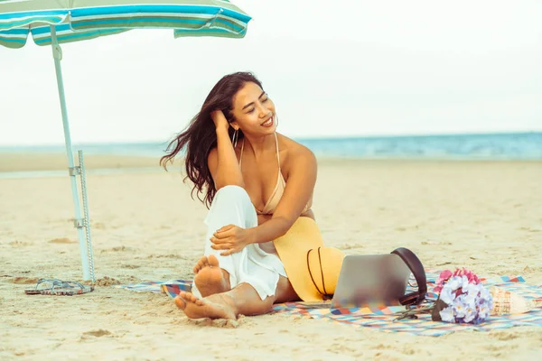 Size Giovane Donna Seduta Sulla Spiaggia Sabbia Tropicale Estate Vacanze — Foto Stock