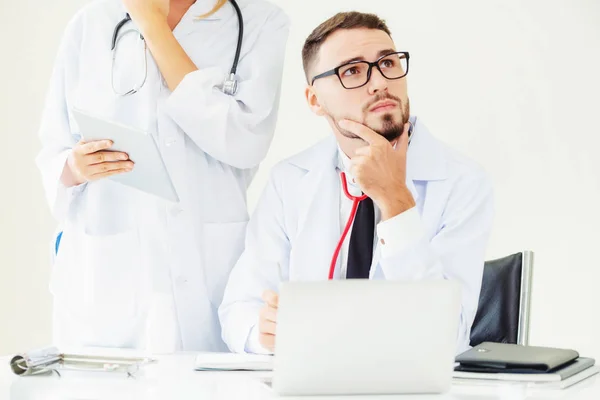 Médico Oficina Del Hospital Trabajando Ordenador Portátil Mesa Con Otro — Foto de Stock