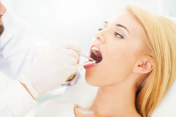 Молодой Красивый Стоматолог Осматривает Зубы Счастливой Женщины Сидящей Стоматологическом Стуле — стоковое фото