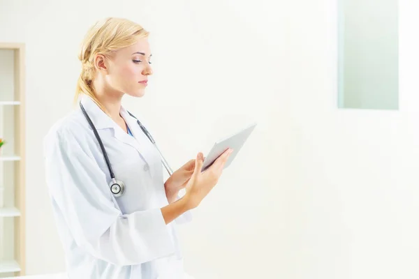 Doctora Joven Trabajando Consultorio Del Hospital Concepto Médico Sanitario — Foto de Stock