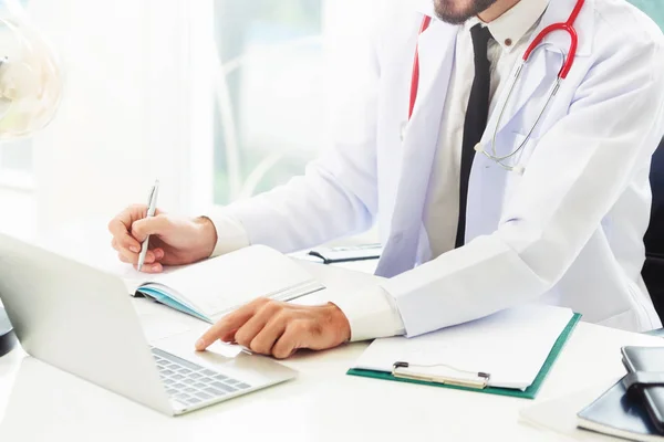 Doctor Trabajando Computadora Portátil Mesa Oficina Hospital Concepto Médico Sanitario — Foto de Stock