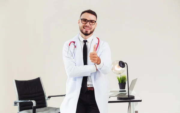 Doktor Hastanede Ofis Masasında Çalışırken Başparmak Göstermek Yukarıya Tıbbi Sağlık — Stok fotoğraf