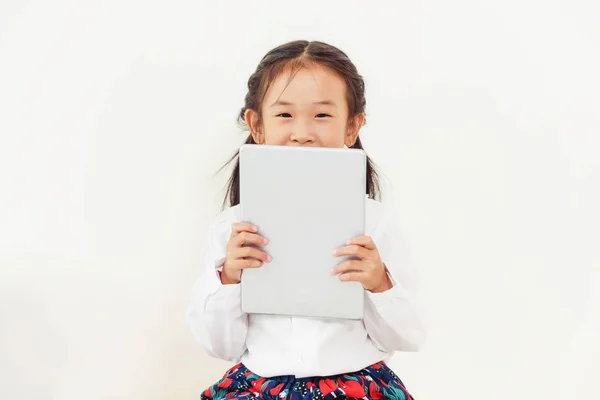 Petit Enfant Heureux Sur Fond Blanc Avec Tablette Mode Vie — Photo