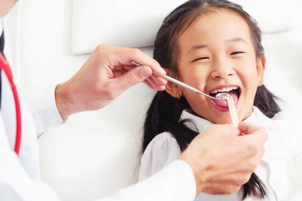 Amistoso Dentista Joven Examinando Los Dientes Infantiles Felices Clínica Dental — Foto de Stock