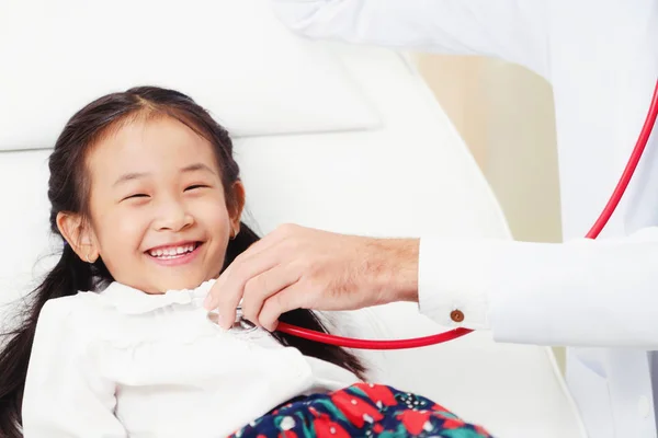 Joven Doctor Examinando Niño Oficina Del Hospital Niño Feliz Tiene — Foto de Stock