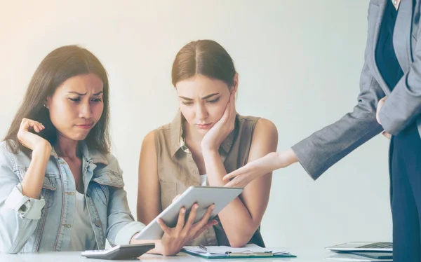 Donne Imprenditrici Multiculturali Discutono Nel Corso Della Riunione Gruppo Ufficio — Foto Stock