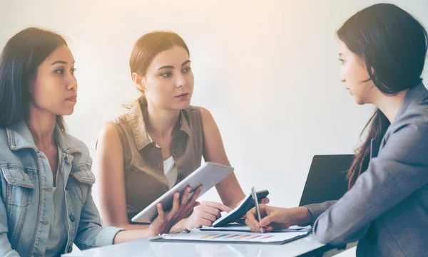 Die Arbeitsgruppe Multikultureller Unternehmerinnen Diskutiert Gruppensitzungen Büro Zusammenarbeit Ethnischer Vielfalt — Stockfoto