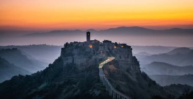 Bir güzel eski Civita di Bagnoregio orta İtalya Viterbo eyaletinde yer almaktadir.