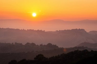 Güzel gündoğumu bakan dağ manzara yaz sabahları.