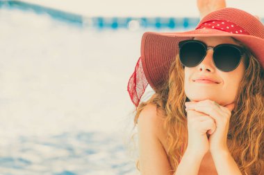 Mutlu genç kadın lüks resort yüzme havuzunda, iyi vakit geçiriyor mayo giyiyor. Yaz seyahat tatil kavramı.