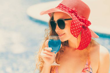 Mutlu genç kadın lüks resort yüzme havuzunda, iyi vakit geçiriyor mayo giyiyor. Yaz seyahat tatil kavramı.