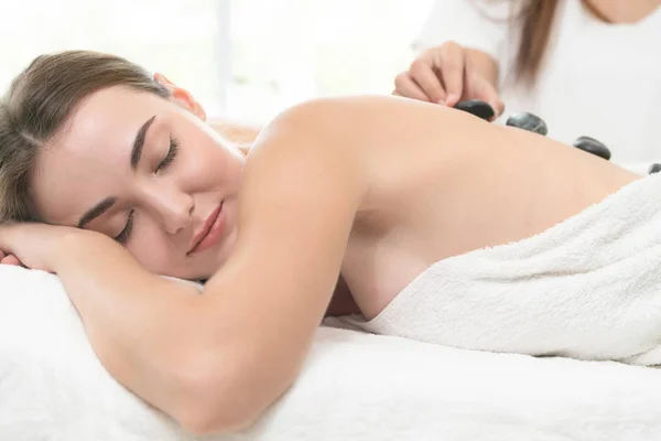 Frau Bekommt Hot Stone Massage Behandlung Durch Professionelle Kosmetikerin Therapeutin — Stockfoto