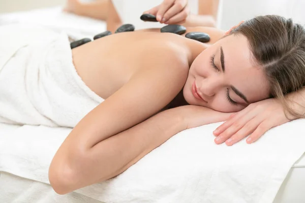 Frau Bekommt Hot Stone Massage Behandlung Durch Professionelle Kosmetikerin Therapeutin — Stockfoto