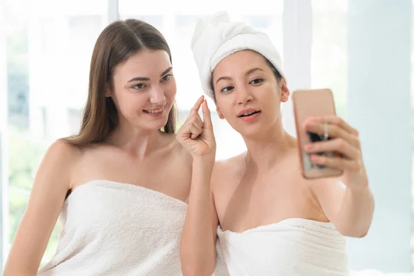 Gelukkig Vrouwen Neemt Selfie Foto Met Mobiele Telefoon Luxe Spa — Stockfoto