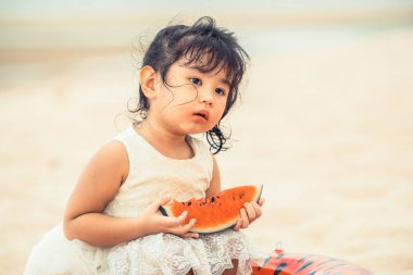 Çok güzel çocuk karpuz tropikal kum plaj yaz aylarında yemek..