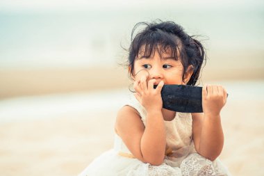 Çok güzel çocuk karpuz tropikal kum plaj yaz aylarında yemek..