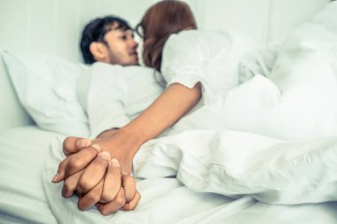 Ev yatak ön sevişme yatakta samimi genç çiftin romantik aşk.