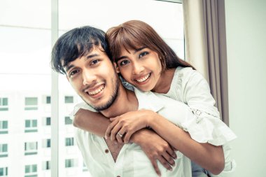 Mutlu genç çift rahatlatıcı sabah uyandıktan sonra eve yatak odasında.