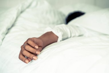 Beyaz keten yatak yatak odasında uykusunda genç adam.