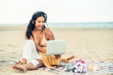 Artı boyutu yaz aylarında tropikal Kum Plajı üzerinde oturan bir genç bayan. Tatil seyahat etmek tatil.