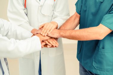 Tıbbi hizmet çalışması - Doktor, cerrah ve hemşire birleştirmek el ele tutusun.
