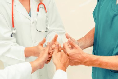 Tıbbi hizmet çalışması - Doktor, cerrah ve hemşire birleştirmek el ele tutusun.