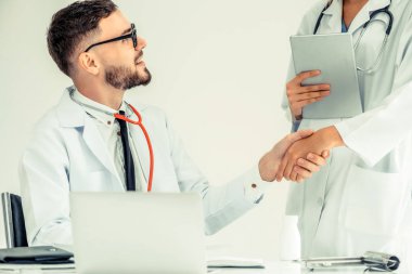 El sıkışma başarı ve profesyonel sağlık personeli ekip çalışması gösteren başka bir doktora veren hastanede doktor.