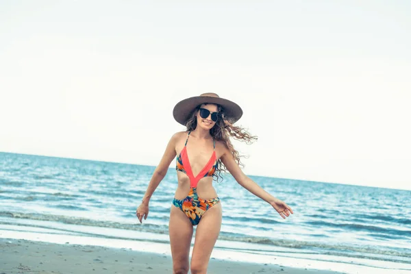 Gelukkig Jonge Vrouw Dragen Badpak Met Goede Tijd Tropisch Strand — Stockfoto