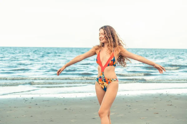 Lykkelig Ung Kvinne Badedrakt Som Koser Seg Tropisk Strand Sommeren – stockfoto