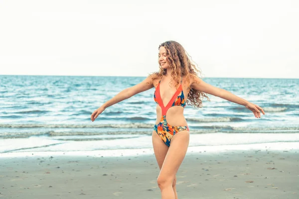 Mujer Joven Feliz Con Traje Baño Que Pasa Buen Rato —  Fotos de Stock