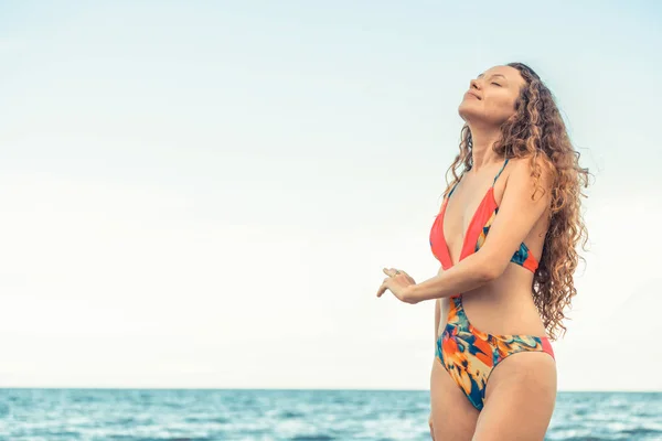 Mujer Joven Feliz Con Traje Baño Que Pasa Buen Rato — Foto de Stock