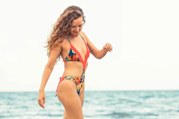 Szczęśliwa Młoda Kobieta Sobie Strój Kąpielowy Tropikalnej Plaży Piasek Latem — Zdjęcie stockowe