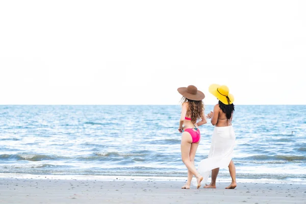 Gelukkig Vrouwen Bikini Gaan Samen Zonnebaden Tropische Zandstrand Zomervakantie Lifestyle — Stockfoto