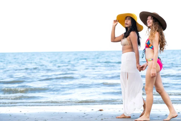 Mulheres Felizes Biquínis Vão Tomar Sol Juntas Praia Areia Tropical — Fotografia de Stock