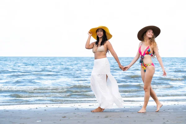 Las Mujeres Felices Bikini Van Tomar Sol Juntas Playa Arena — Foto de Stock