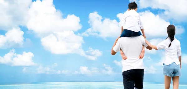 幸せな家族の休暇に彼の肩の上の息子を運ぶ父と母 — ストック写真