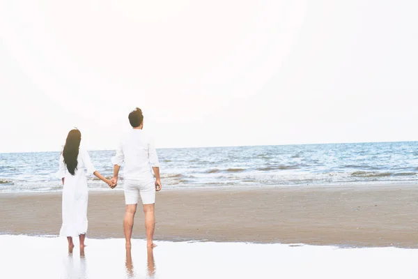 夏季の熱帯の砂浜に新婚旅行に行く幸せなカップル旅行します — ストック写真