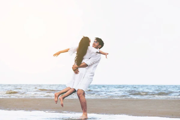 Mutlu Çift Balayı Gidiş Tropikal Kum Plaj Yaz Aylarında Seyahat — Stok fotoğraf