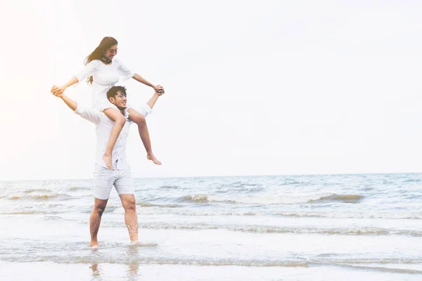 Pareja Feliz Viajando Luna Miel Playa Arena Tropical Verano —  Fotos de Stock